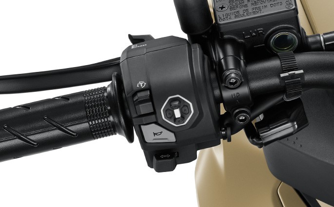 02_Highlight_Feature_ADV160_NEW_MULTIFUNCTION_CONTROLLER.jpg (116 KB)